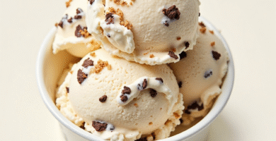 Helado de crema de galleta